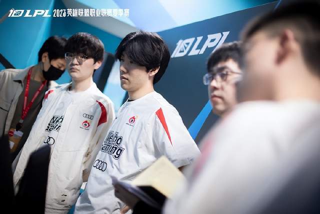 与下一步坐 与下一步坐